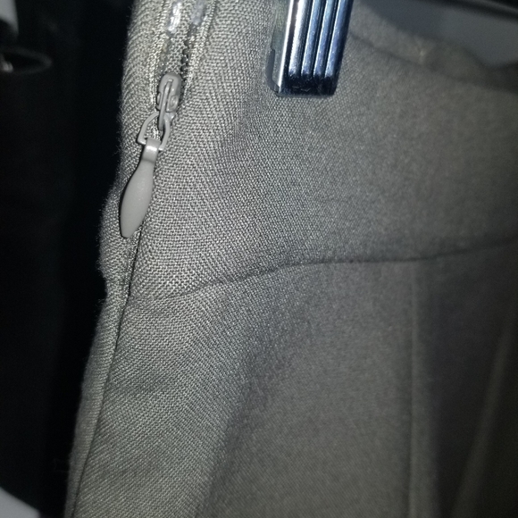 Zara Short in M Olive - Picture 2 of 8